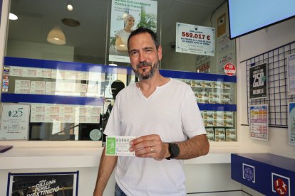 Joan Bonjorn, responsable de l’administració número 1 d’Ivars d’Urgell, ahir feliç amb el premi.
