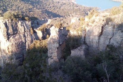 El poble havia estat aixecat entre dos falles, i el terratrèmol del 1373 va tenir prou entitat com per moure les roques i provocar l’enfonsament