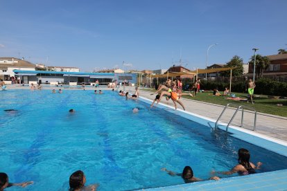 Nombrosos banyistes van anar a les piscines de Linyola.