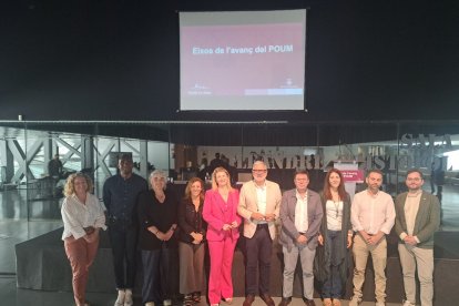 L’alcalde, Fèlix Larrosa (al centre), amb el seu equip de govern a la presentació del nou POUM. - SCD