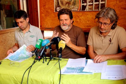 El portaveu d'Ipcena, Joan Vázquez, durant una roda de premsa a Lleida acompanyat pel portaveu de la Cooridnadora Les Garrigues per una eòlica sostenible, Ramon Queralt, i pel president de Gepec, Xavi Giménez.
