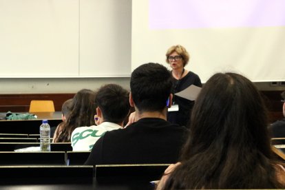 Estudiants escoltant les explicacions abans de les PAU.