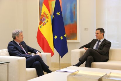 El president espanyol, Pedro Sánchez, i el líder del PP, Alberto Núñez Feijóo, a la Moncloa.