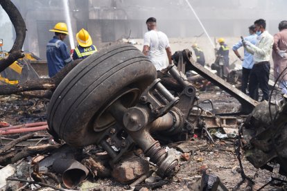 Restos del avión accidentado en la India.