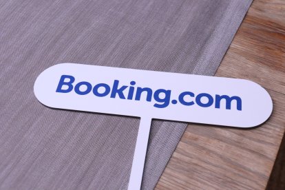 Un cartell amb el logo de Booking.