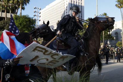 Las autoridades y los manifestantes se enfrentan en Los Ángeles. - EFE/EPA/CAROLINE BREHMAN