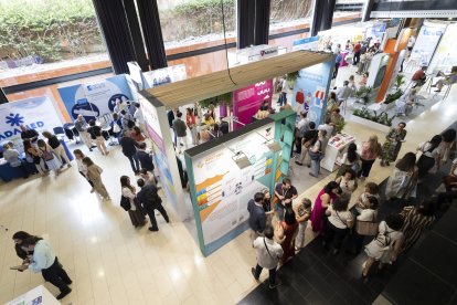 Assistents de la segona jornada del 31è Congrés de la Societat Espanyola de Metges Generals i de Família (SEMG) a Las Palmas, a la zona dels estands de les cases comercials.