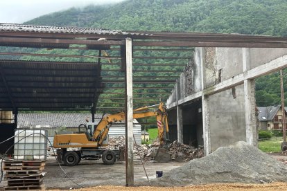 Ua excavadora en recinte der antic serradèr. - DEPUTACION DE LHÈIDA