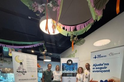 Mesa informativa instalada por la Associació Neuroblastoma per Leire en el gimnasio Ekke. - ASSOCIACIÓ NEUROBLASTOMA PER LEIRE