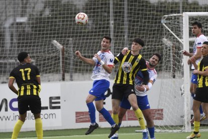 Pedrós despeja un balón aéreo en un partido de esta temporada. - SANTI IGLESIAS