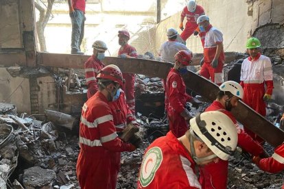 Rescatistas trabajan en un edificio dañado en Teherán. - IRCS / ZUMA PRESS WIRE / DPA