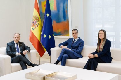 Pedro Sánchez se reúne en la Moncloa con los dirigentes de Junts Jordi Turull y Míriam Nogueras. - ÁLEX ZEA / EUROPA PRESS