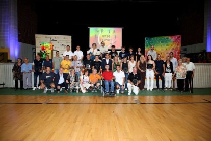 Homenajeados y nominados, en el escenario del pabellón polideportivo. - EVA LLAUET