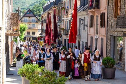 El desfile de ‘pendons’ formó parte de la fiesta, que conmemora la recuperación en 1991 de las instituciones de Aran. - MARC CODINAS