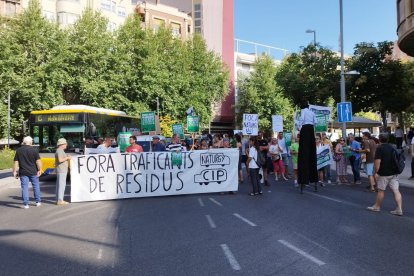 Manifestants tallen l’avinguda Catalunya a Lleida contra la planta de biogàs de la Sentiu de Sió, la més gran del sud d’Europa