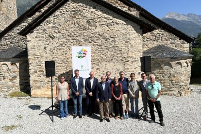 El vicepresidente del Patronat de Turisme de la Diputació de Lleida, Juan Antonio Serrano, acompañado por representantes de varios sectores en la presentación de la temporada turística de verano.