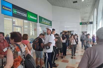 Cues de viatgers a l'estació de Lleida aquest dimecres al matí.