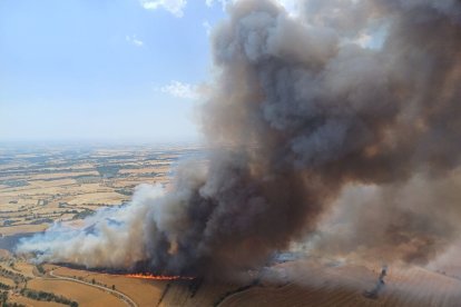 La columna de humo del incendio de Granyena de Segarra