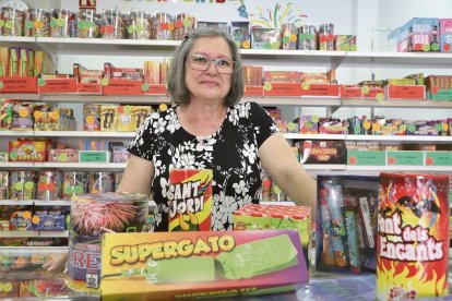 La responsable de Ramonina Pirotècnia, al barri de la Bordeta. - MAGDALENA ALTISENT