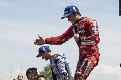 Marc Márquez celebra la victòria.