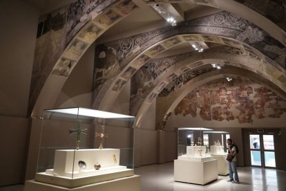 La sala del MNAC on hi ha exposades les pintures murals de Sixena. - ELI DON/ACN