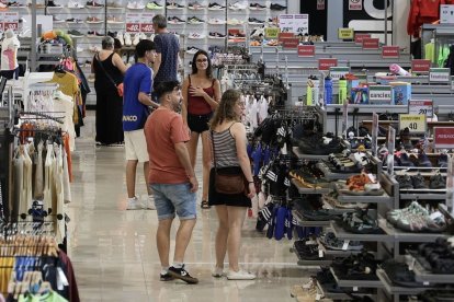 Alguns grans establiments van començar les rebaixes el dia 20. - AMADO FORROLLA