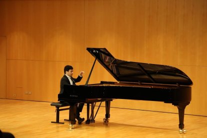El pianista británico Yuanfan Yang, uno de los participantes que ayer pasaron a semifinales. - AMADO FORROLLA