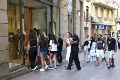Cues el primer dia de rebaixes de les grans franquícies - MAGDALENA ALTISENT
