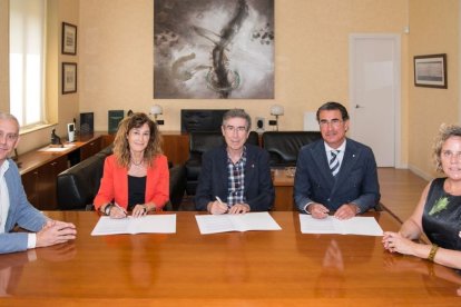 Conveni- La UdL va firmar dimecres un conveni amb el Col·legi de Procuradors de Tribunals de Catalunya per impulsar el reconeixement al millor treball de final de grau de la facultat de Dret, Economia i Turisme sobre dret processal i procura. Aquesta distinció, dotada amb 800 euros, s’entrega en memòria de Josep Maria Guarro, que va ser degà i vicedegà del col·legi. - UDL