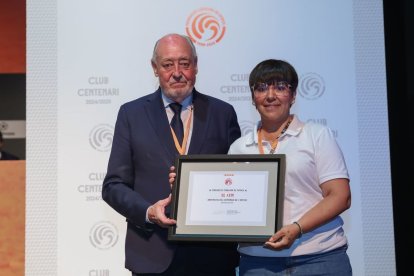 Joan Soteras entrega la placa a l’AEM pel seu centenari. - FCF