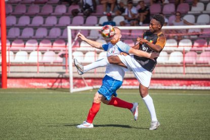 Un duel per la pilota al França-Mali, el partit inaugural. - PAU PASCUAL PRAT