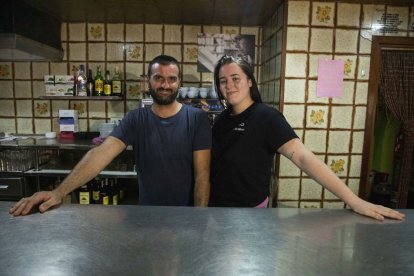 Joan Forn, darrere de la barra amb la seua filla, Ona Forn. - C.MARSIÑACH