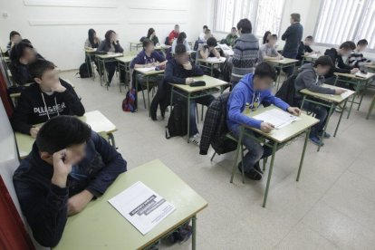 Alumnes realitzant les proves de competències bàsiques en una imatge d'arxiu.