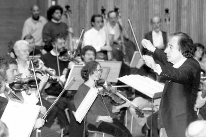 Schifrin durant el concert que va oferir a Lleida el 1998. - LEO DELSHAMS