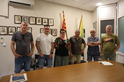 Joel Falcó (segon per l’esquerra) va formalitzar ahir la renúncia i Dèlia Almenara haurà de rellevar-lo. - AMADO FORROLLA