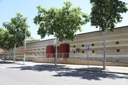 Imagen del centro cívico de La Bordeta situado en la avenida Pla d’Urgell. - MAGDALENA ALTISENT