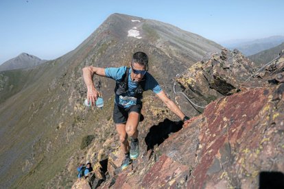 Un participante en la prueba maratón ascendiendo por una cresta de la montaña. - OCISPORT