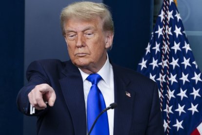 El president dels Estats Units, Donald Trump, respon a la premsa a la Casa Blanca. - EFE/SHAWN THEW
