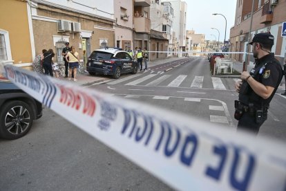 Agents de la policia controlen el carrer d’Almeria on es va produir l’assassinat. - EFE