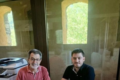 Momento de la formalización de la cesión de los documentos. - ARXIU COMARCAL ALTA RIBAGORÇA