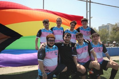 El Fènix FC, el primer equipo de fútbol trans- Hugo Marlo (25 años), futbolista, activista trans y cantante famoso tras su paso por ‘Got Talent’ y ‘La Voz’ es uno de los fundadores del Fènix, que ha competido en Cuarta Catalana. “El mundo no está hecho para personas trans y el fútbol es supermachista”, explica. “Creamos el equipo para tener un espacio seguro, porque todos hemos sufrido transfobia. En el mundo del deporte cuesta mucho hablar de lo que sientes, asi que al final lo ocultas”.