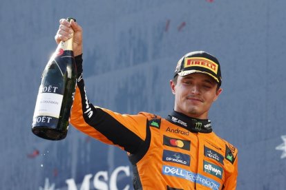 El britànic Lando Norris celebra la victòria al circuit de Spielberg al podi, que l’atansa al liderat. - EUROPA PRESS