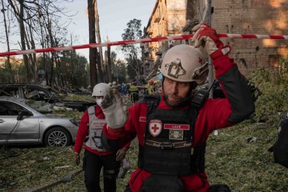 Bombers del servei de rescat ucraïnès arriben a una residència atacada per drons a Kíiv. - EUROPA PRESS