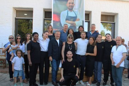 El xef Xixo Castaño amb altres assistents a l’esdeveniment amb la foto de Pere Castaño al fons. - RESTAURANT MALENA