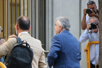 L'exsecretari d'Organització del PSOE, Santos Cerdán, i el seu advocat, Benet Salellas, a l'entrada al Tribunal Suprem.