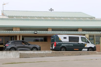 Dos coches policiales ingresan Santos Cerdán en la prisión de Soto del Real después de su declaración ante el Tribunal Supremo.