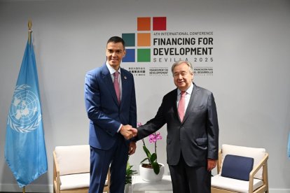 Sánchez, ayer, con António Guterres en Sevilla. - MONCLOA