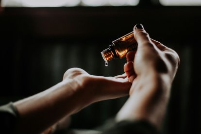 El aceite esencial que oscurece las canas.