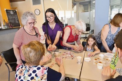 Usarios del centro, junto con usuarios de Acudam y niños en una actividad multigeneracional. - J.GÓMEZ