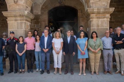 El president de la Generalitat, Salvador Illa, la consellera d'Interior, Núria Parlon, i altres autoritats durant el minut de silenci en record de les dues persones que han perdut la vida a l'incendi de Torrefeta. 